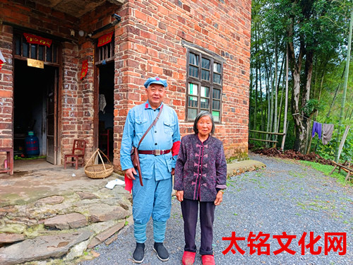 2024年5月5日湖南省邵阳市去重走长征路同老妈合影_副本.jpg
